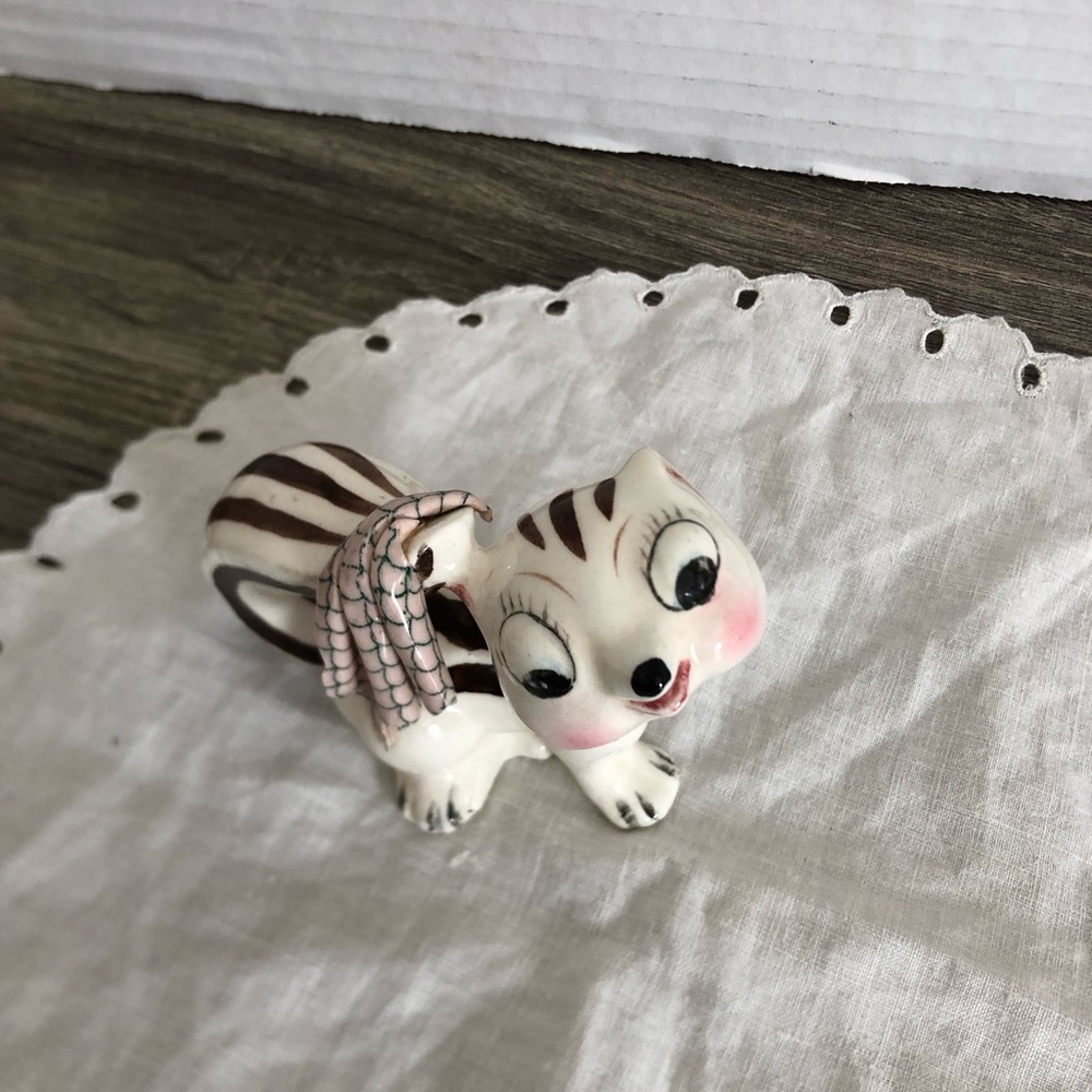 Vtg Anthropomorphic Chipmunk Figurine - Picture 3 of 15